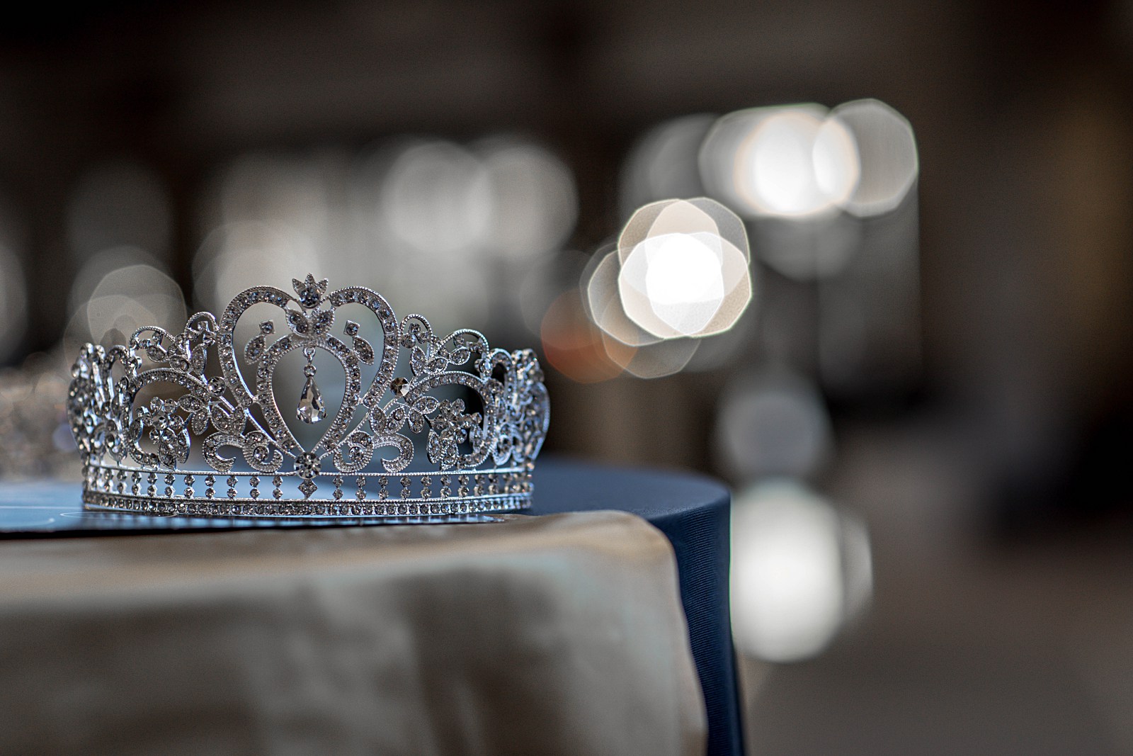 I guessed correctly and the girl from Ohio, Halle Berry, was crowned the winner. She was the reigning teen beauty queen. #beauty #pageant #story